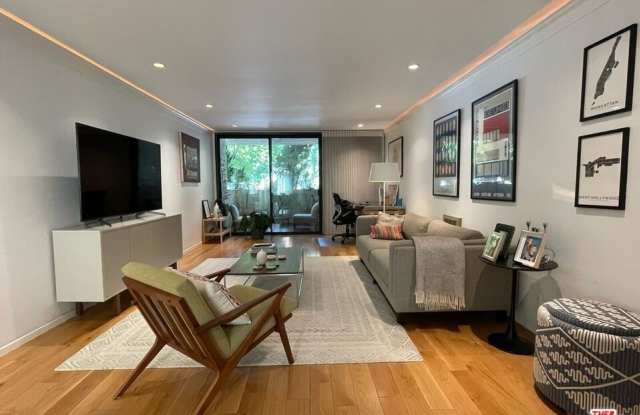 8400 De Longpre Ave - 8400 De Longpre Avenue, West Hollywood, CA 90069