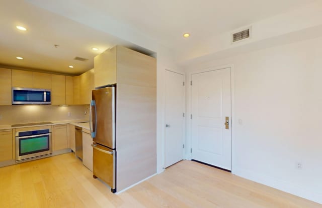 Top Floor Updated One Bedroom W/Sleek Appliances, Washer/Dryer Combo in Amazing Location! Gallery 4