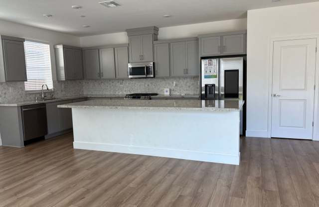 Gorgeous 4 Bedroom Home in Quiet Hollister Neighborhood Gallery 3