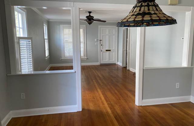 Cute 2BR/2BA Bungalow in South Highlands Gallery 4