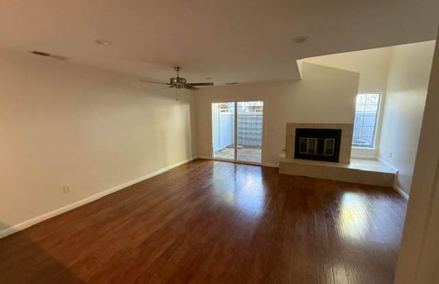 Charming 2BD/2.5BA Townhouse in Desirable Pleasanton Location! Gallery 3