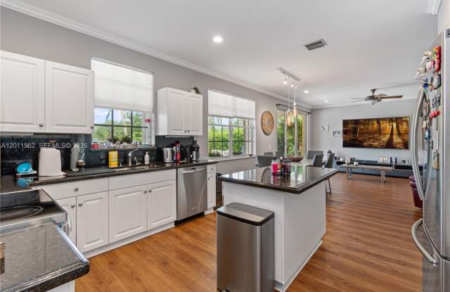 1095 Chenille Circle Gallery 4