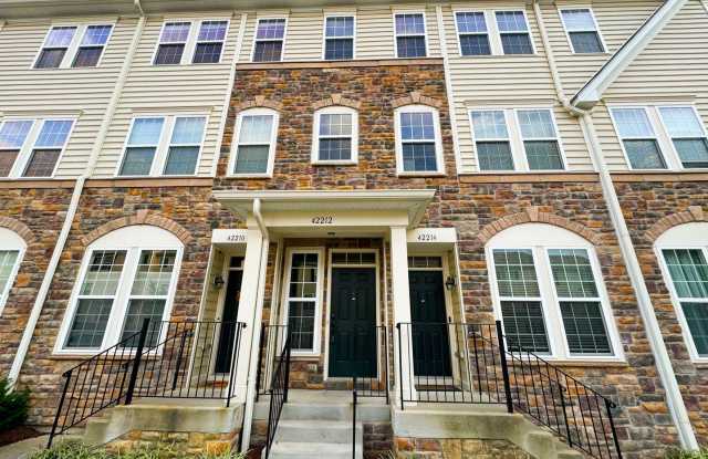 Stunning 3 Bed 2 Bath Townhome In Vibrant Mercer Park - 42212 Water Iris Terrace, Stone Ridge, VA 20105