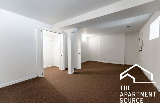 HUGE 4BR/2BA Duplex Close to Blue Line photos photos