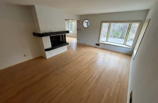 Riverside Spacious Single Family 4-Bedroom Home Gallery 3