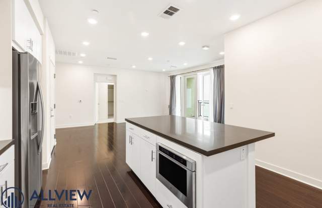 Welcome to this modern 2 bed/2 bath home at The Central Park West! Gallery 3