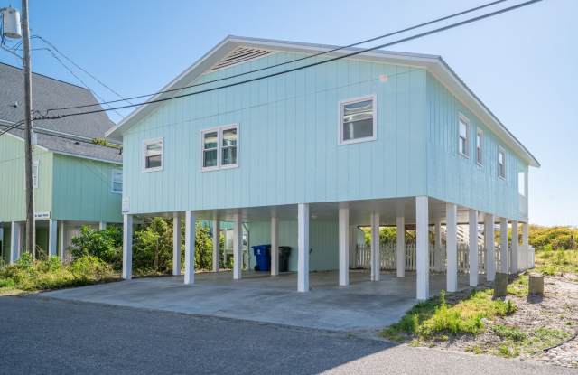 VINTAGE BEACHFRONT COTTAGE PERFECT FOR COZY WINTER GETAWAY - 1007 Carolina Beach Avenue South, Carolina Beach, NC 28428
