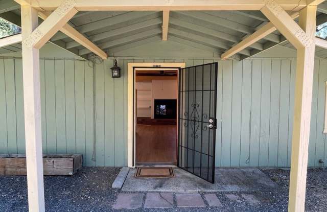 587 sq. ft. Private Hilltop Guest Cottage with Vineyard Views – Forestville Gallery 3