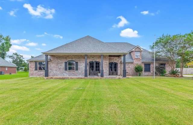 1630 Hollow Cove - 1630 Hollow Cove, Moss Bluff, LA 70611