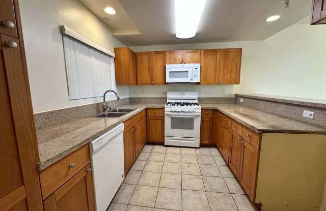 Immediate Move In: Spacious 3bed2bath condo Adjacent to Warner Center/Woodland Hills! Minutes to TheVillage Westfield Topanga, shops, restaurants, market and Orange Line Transportation! Gallery 4
