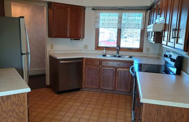 AVAILABLE 4/01/26 Large 2 Bedroom 1 Bath Main Floor Home photos photos