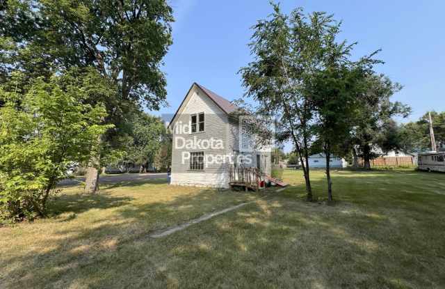 828 W 2nd-2 Bedroom House - 828 West 2nd Avenue, Mitchell, SD 57301