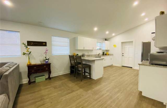 522 W Ninth St photos photos