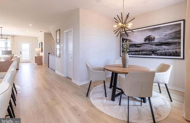 20916 BLUEBIRD Square Gallery 4