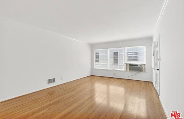 1474 1/2 Reeves St Gallery 3