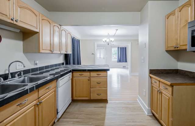 Charming 3 Bedroom Home Available in Quiet Pontiac Neighborhood photos photos