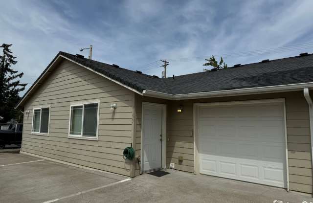 2 bedroom 2 bathroom duplex in Springfield! Gallery 1