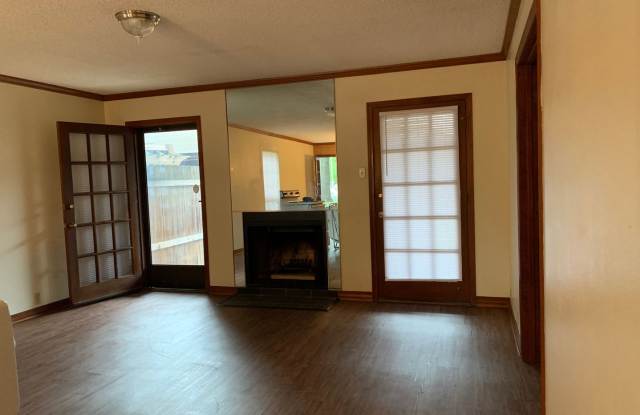 Beautiful and Clean three bedroom flat downstairs apartment with a big private patio. Gallery 1