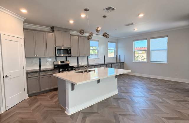 Beautiful 2022-Built 4-Bedroom Home in Elk Grove with Loft & Solar Gallery 3