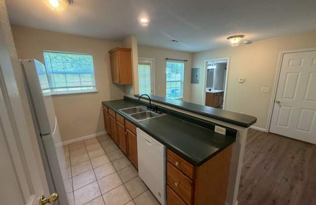 Spacious 4BR/2BA Duplex with 1 Car Garage 65201! Gallery 4