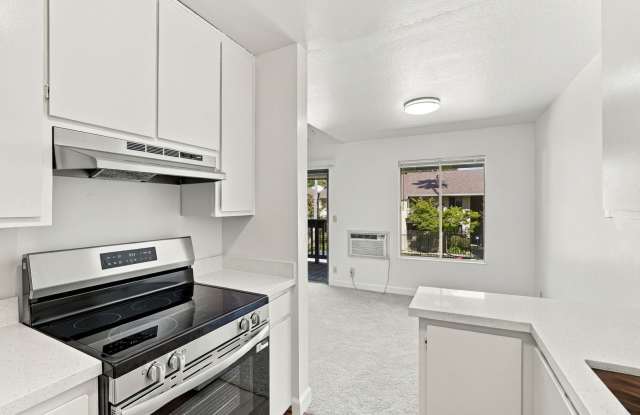 Freshly Updated Condo with Pool Views and Modern Finishes Gallery 3