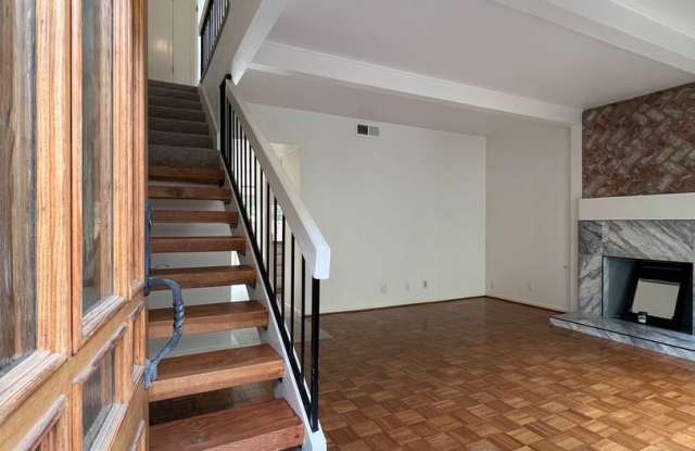 Beautifully Remodeled St. Helena Townhome with Pool Access & 2-Car Garage Gallery 3