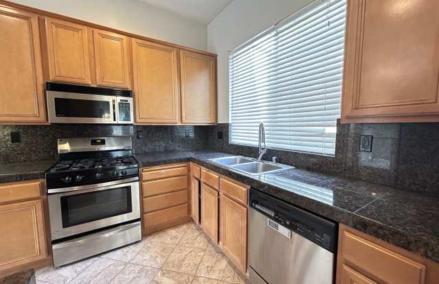 Stunning Tustin Ranch 3 Bed 2.5 Bath Tri-Level Townhome with Park View Gallery 4