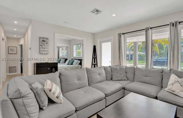 2211 NE 61st Ct Gallery 4