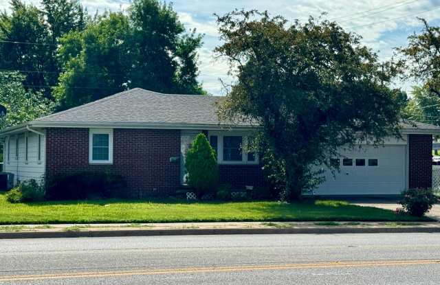 Well maintained 3-bedroom 1.5-bathroom ranch style house with attached 2-car garage photos photos