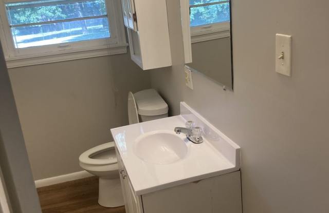 3Bed/1 Bath Home Walk to JHS! Gallery 3