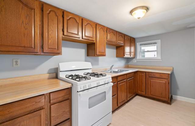 SCORE 50% OFF 1ST MONTH'S RENT IF SIGNED BY DEC 5! Beautiful 1 Bedroom home in Carnegie available NOW! - 47 Lindsay Road, Allegheny County, PA 15106