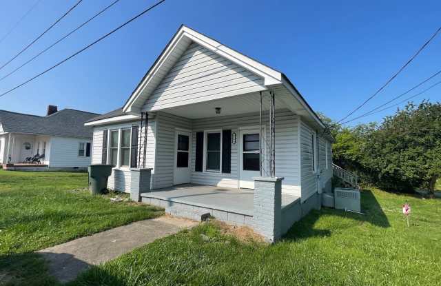 Must see this adorable 2 bed 1 bath bungalow home has plenty of space in Gastonia photos photos