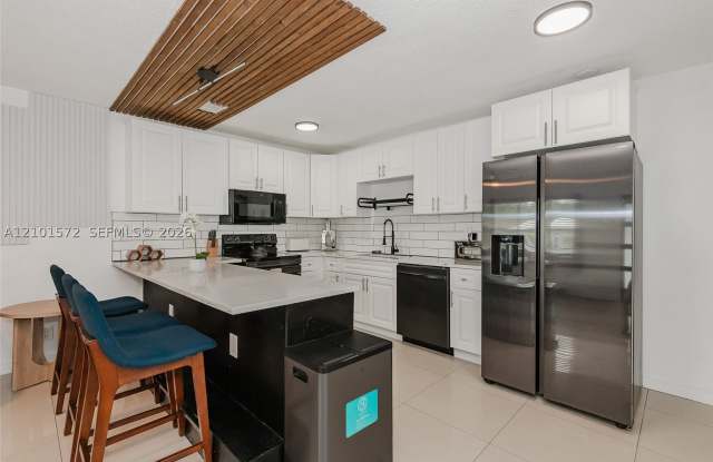 709 SW 14th Ct Gallery 1