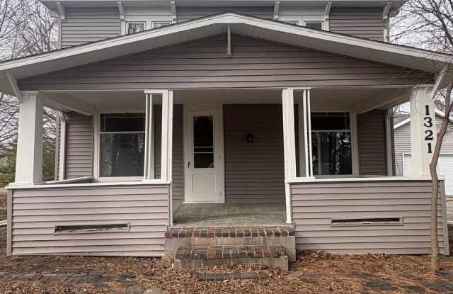 1321 W 12th St photos photos