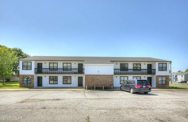 1007 S Saint Louis Avenue Gallery 2