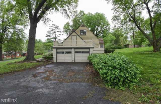 5621 NE Doniphan Ln Gallery 2