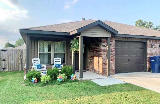 1703  E Central  ST - 1703 East Central Street, Siloam Springs, AR 72761