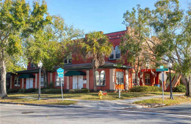 2100 Lakeview Drive Gallery 4