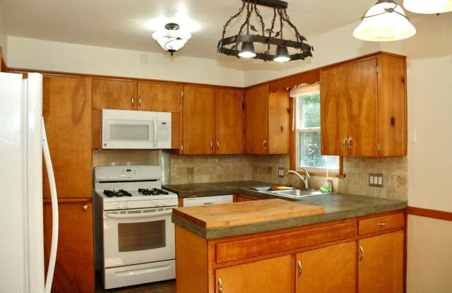 NE GR 3 Bed, 1 Bath Home Gallery 2
