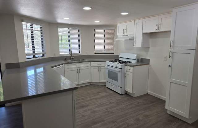 Ventura 2+1 Upper level apartment w/ 1-Car Garage Gallery 3