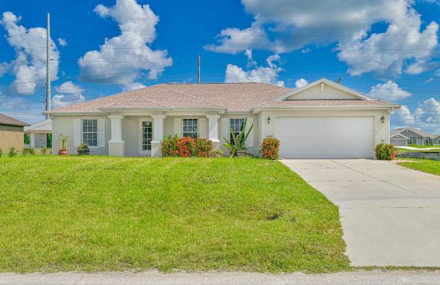 3 Bedroom 2 Bath Home with Den and 2 Car Garage Gallery 1