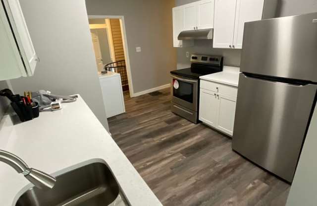 *August 2028* 5 Bedroom house 1 block off Kirkwood FULLY RENOVATED Gallery 4