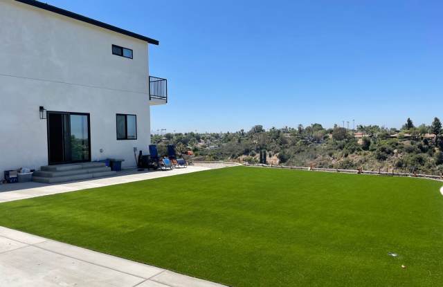 4BD/2BA with a Balcony. Great views, amazing yard! Gallery 2