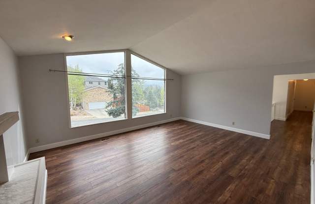 Large Five Bedroom Home, Sandy, 2500 sq ft, New Paint photos photos