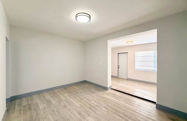 Fully Remodeled 2-Bedroom Private Duplex Unit with Private Yard Gallery 3