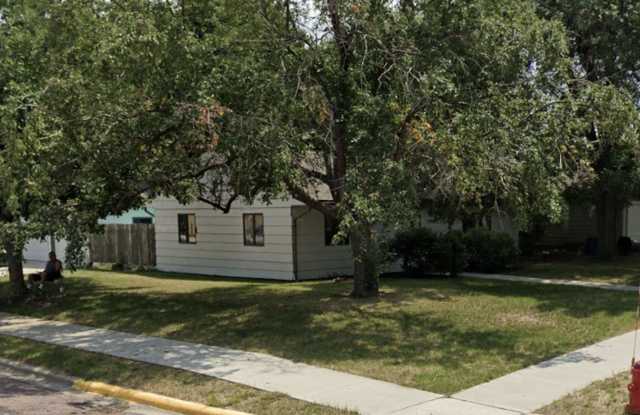 Cozy 3 Bedroom on Corner lot - 1200 South Minnesota Street, Mitchell, SD 57301