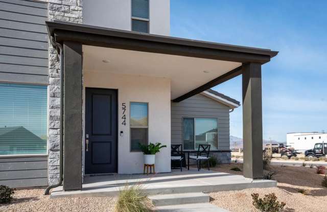 Desert Color Townhome 4-Bedrooms! Gallery 3