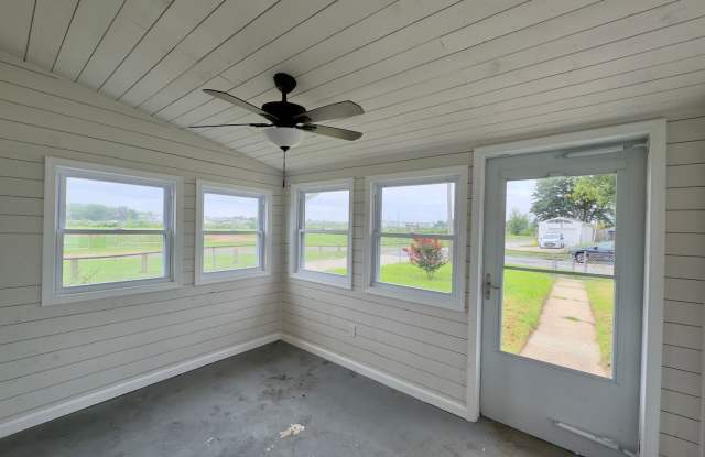 Charming 3 Bedroom/1Bathroom in a serene Dundalk neighborhood! Gallery 4