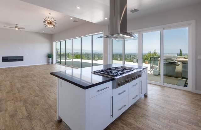 4 Br 5 Ba with STUNNING VIEWS and Jacuzzi photos photos