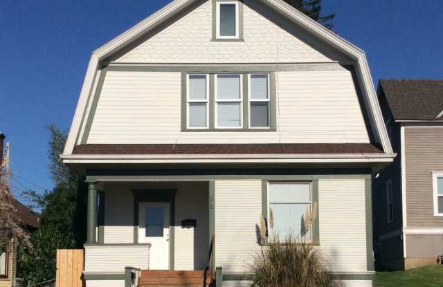 PRELEASE: Spacious 6+ bdrm/2 bath in York Neighborhood - 1312 Franklin Street, Bellingham, WA 98225